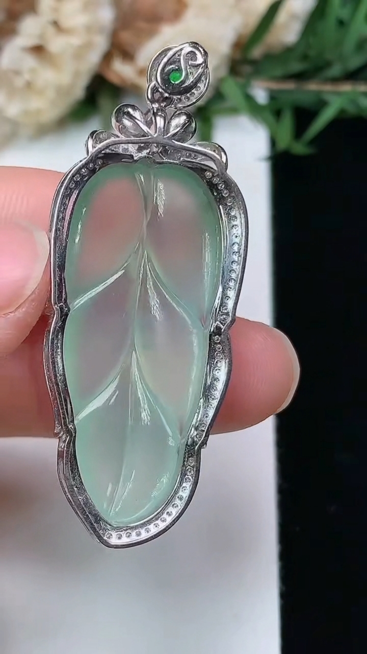 天然A货翡翠金枝玉叶 叶子吊坠，尺寸45-17.4-8.8，裸石32-14，重量:6.81g
3月28日