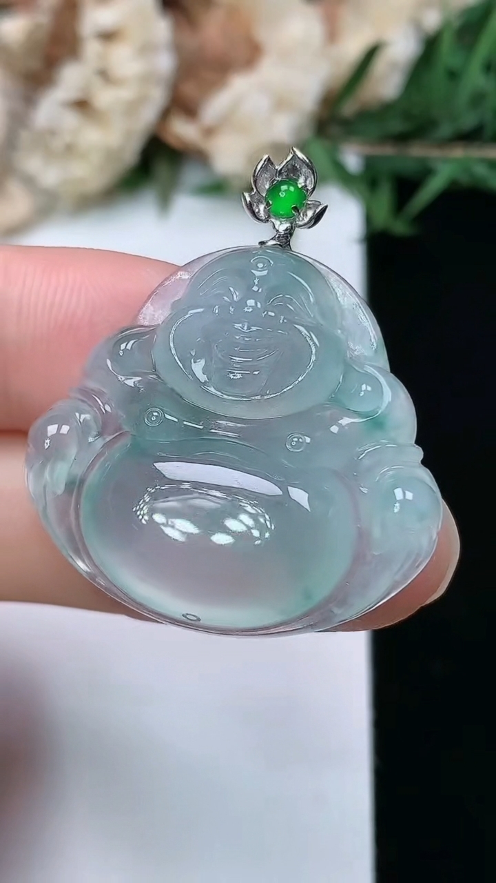 天然A货翡翠飘花佛公吊坠，尺寸25.9-28.3-6，重量:7.04g
3月28日