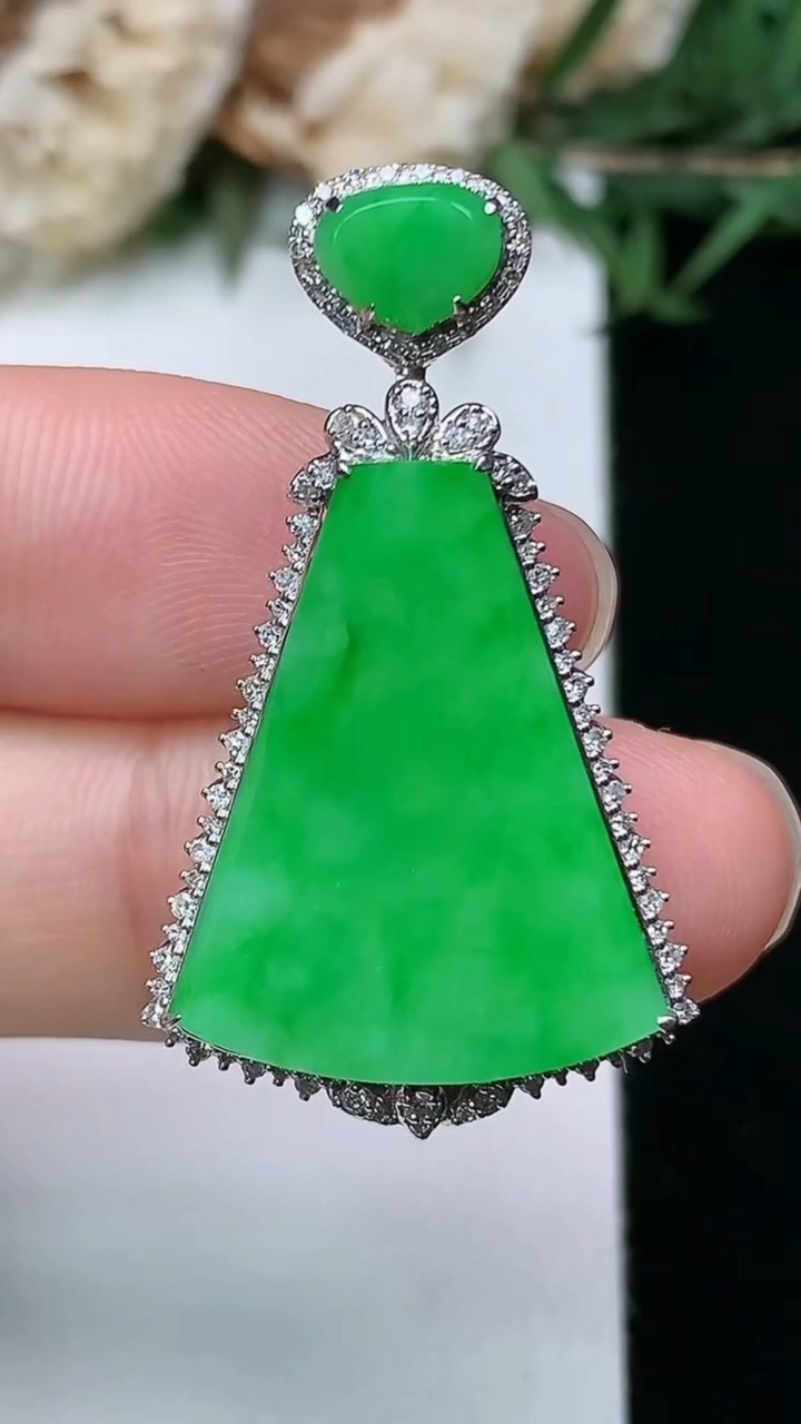 天然A货翡翠无事牌吊坠，尺寸34.7-20-7.7，裸石21.5-16.8，重量:4.34g
3月2