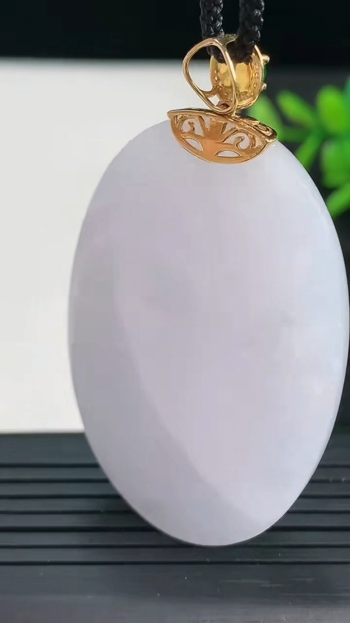 天然A货翡翠18K金紫罗兰蛋面吊坠尺寸48.7-33.2-12.5重量:39.56g
3月28日