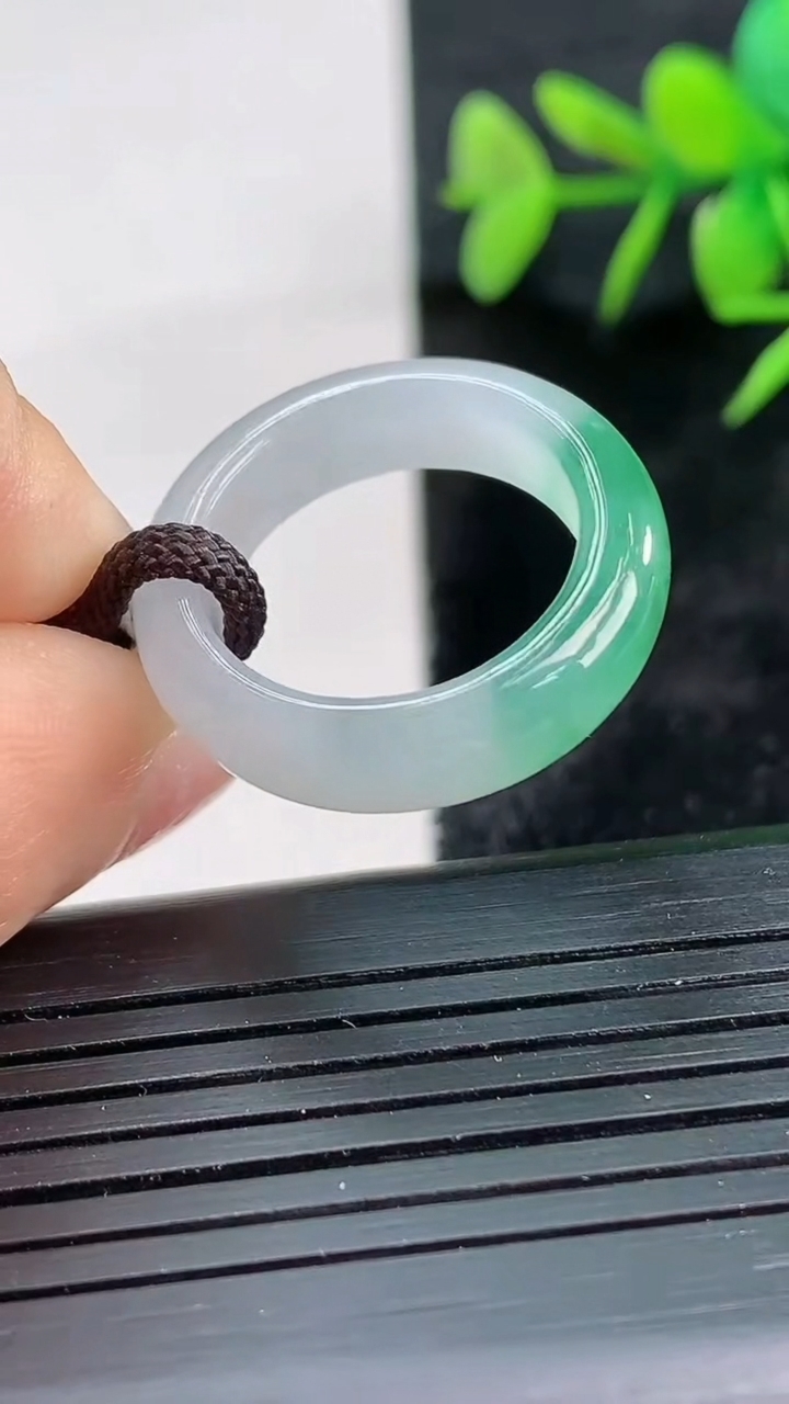 天然A货翡翠冰种飘花指环戒指尺寸17.6-5.6-3.6重量:4.08g2026年3月28日
工厂直销收藏佳品,种好水足，色泽均匀，有种有色，上手高大气！