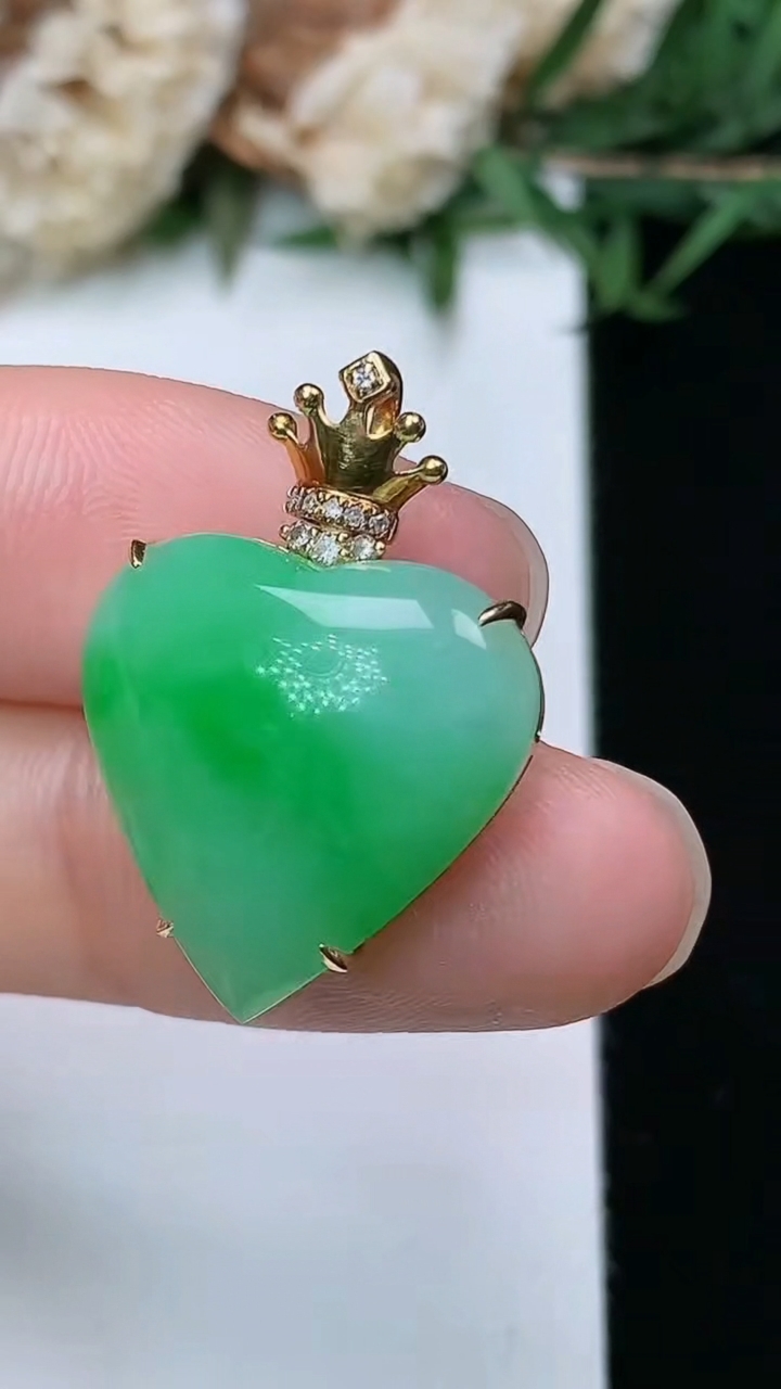 天然A货翡翠爱心吊坠，尺寸17.7-17.6-6.8，重量:3.85g
3月28日