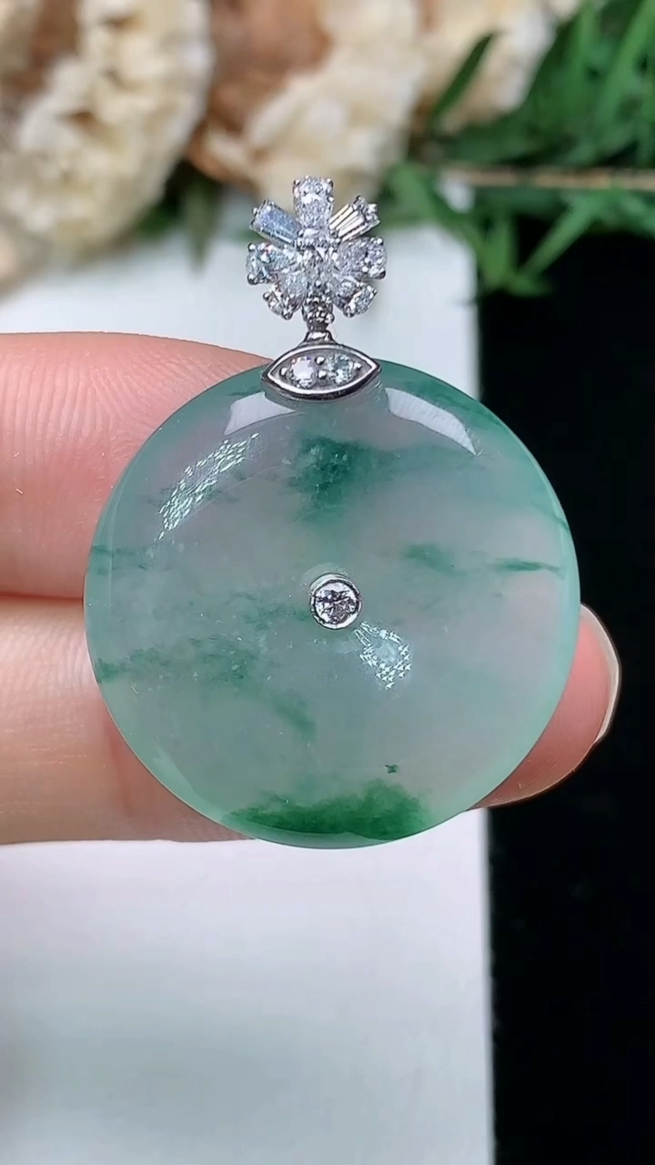 天然A货翡翠飘花平安扣吊坠，尺寸23.4-5.4，重量:6.32g
3月28日