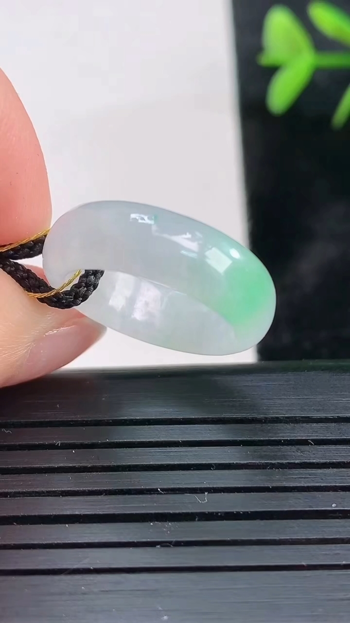 天然A货翡翠指环戒指尺寸15.8-6-2.9重量:2.97g2026年3月28日
工厂直销收藏佳品,种好水足，色泽均匀，有种有色，上手高大气！