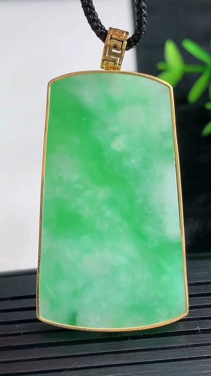 天然A货翡翠无事牌吊坠尺寸44.4-25.5-4重量:13.52g
3月28日
