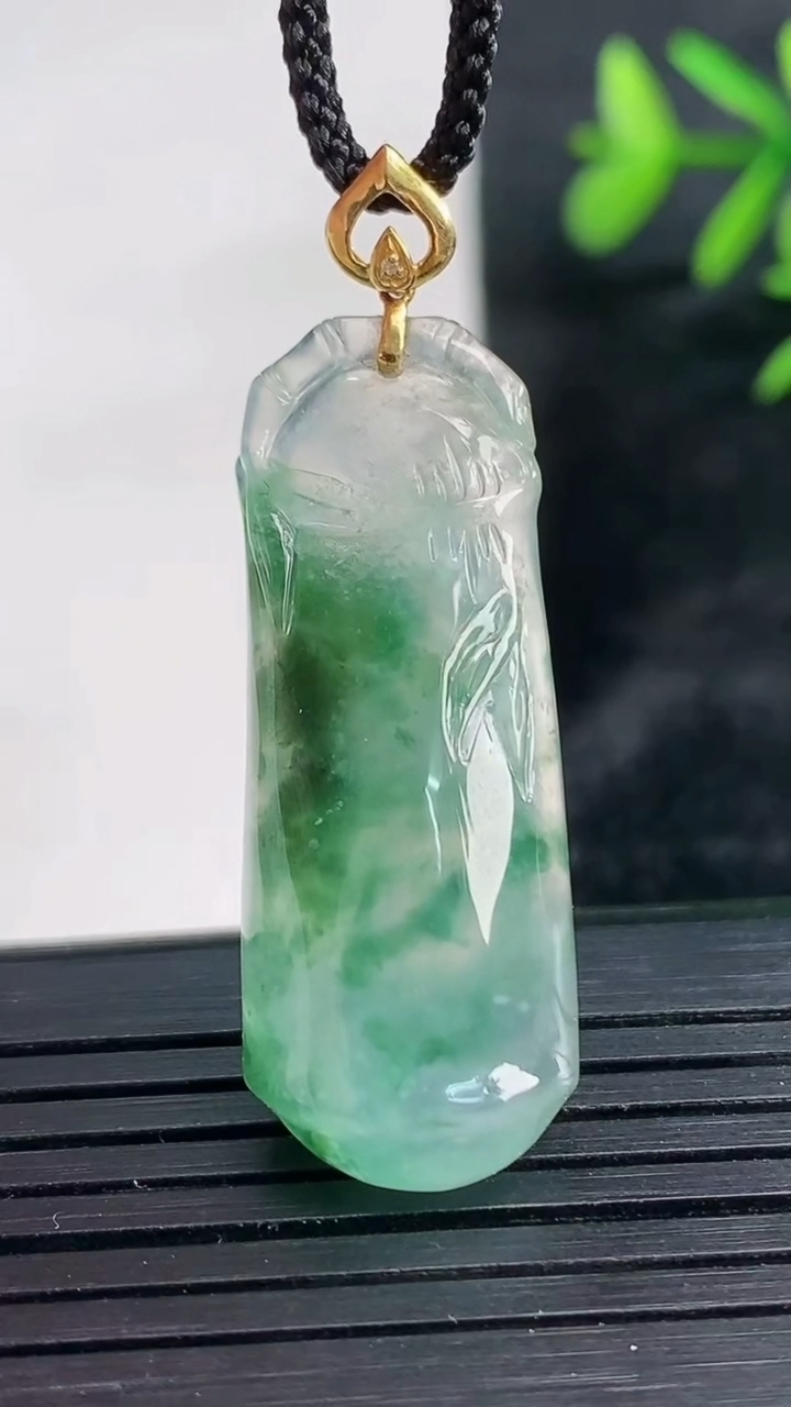 天然A货翡翠种飘花节节高升 竹节吊坠尺寸35.3-13.4-7.7重量:6.89g
3月28日