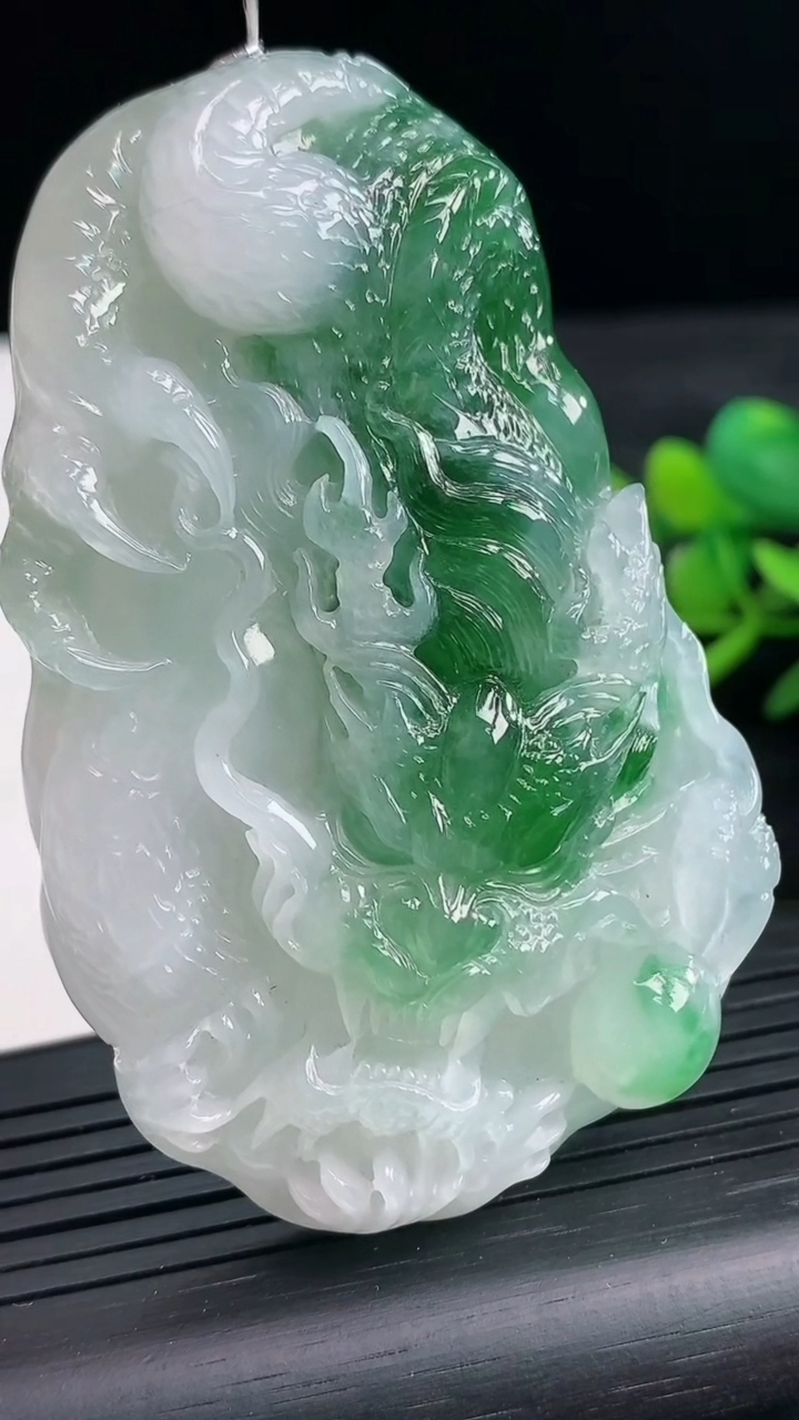 天然A货翡翠龙牌吊坠尺寸68.6-43.1-13.3重量:67.91g
3月28日