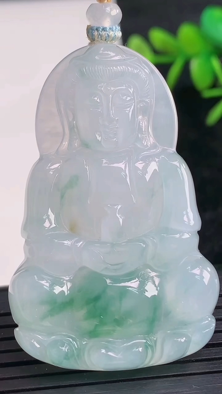 天然A货翡翠冰种飘花观音菩萨吊坠尺寸49.8-32.4-6重量:17.44g
3月28日