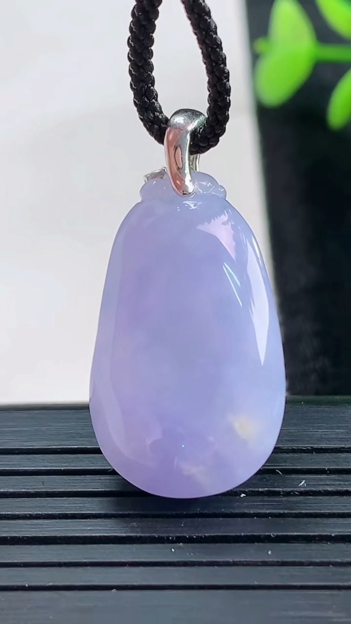 天然A货翡翠18K金紫罗兰福瓜吊坠尺寸27.5-16-11.4重量:9.82g
3月28日