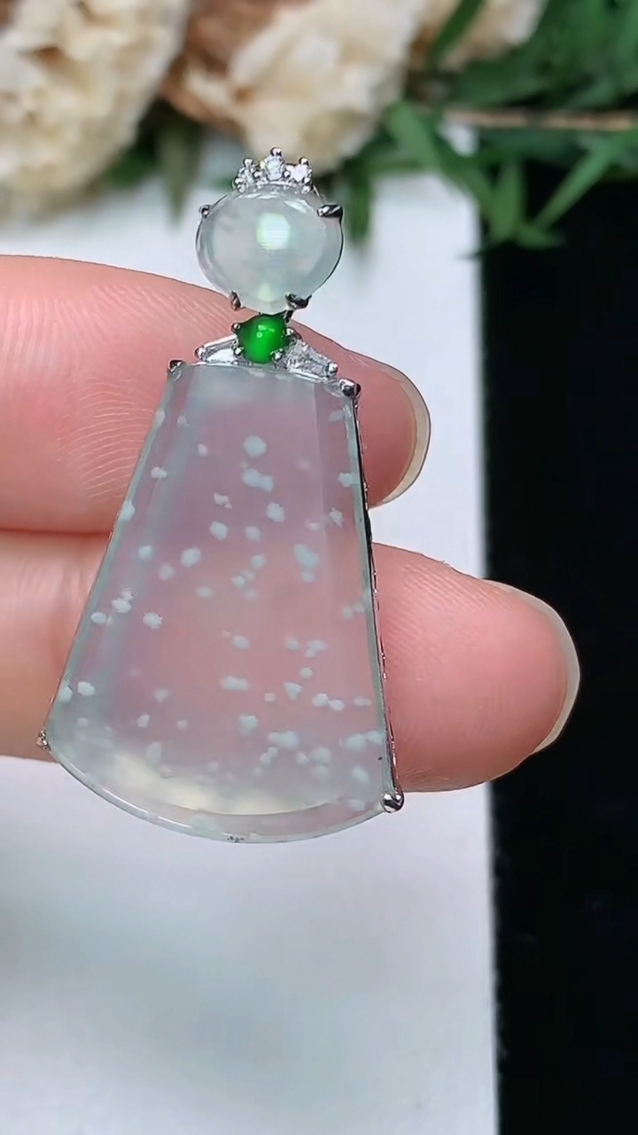 天然A货翡翠白冰无事牌吊坠，尺寸32.2-22.2-16.2-4.7，重量:2.71g
3月28日