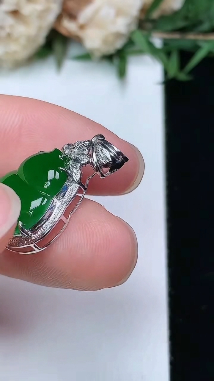 天然A货翡翠葫芦吊坠，尺寸24.3-13.9-5.9，裸石13.5-11.9，重量:1.83g
3月28日，重量:1.83g