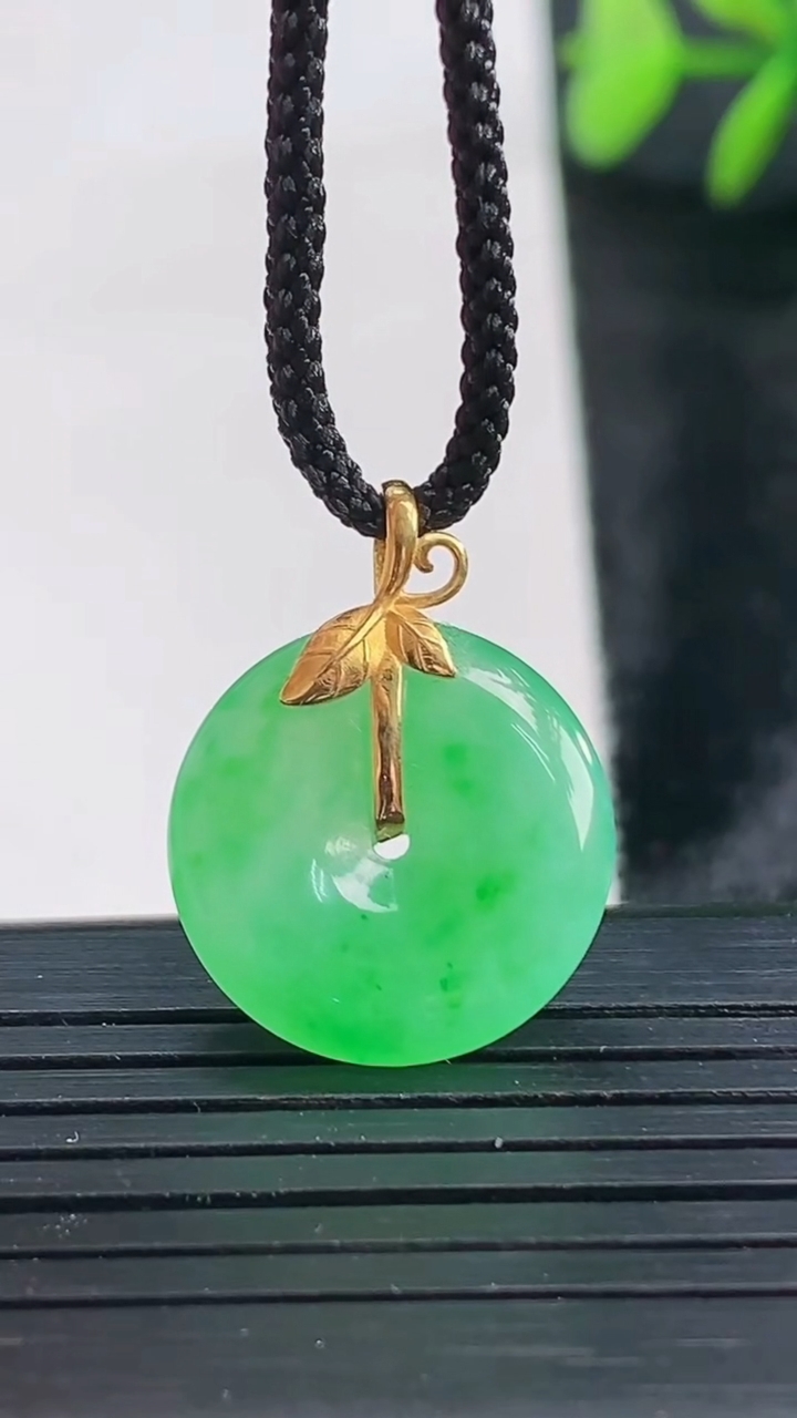 天然A货翡翠平安扣吊坠尺寸16.8-3.5重量:2.32g
3月28日