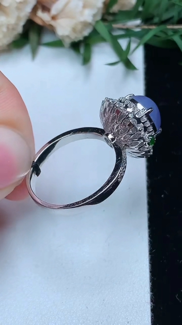 天然A货翡翠k金紫罗兰蛋面戒指，尺寸17.6-8.8-8.7，重量:5.13g2026年3月28日
工厂直销收藏佳品,种好水足，色泽均匀，有种有色，上手高大气！