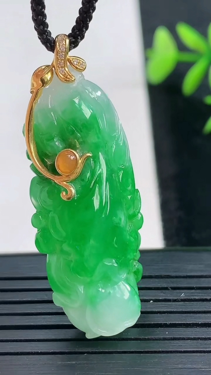 天然A货翡翠白菜吊坠尺寸39.3-16.5-9.9重量:10.95g
3月28日