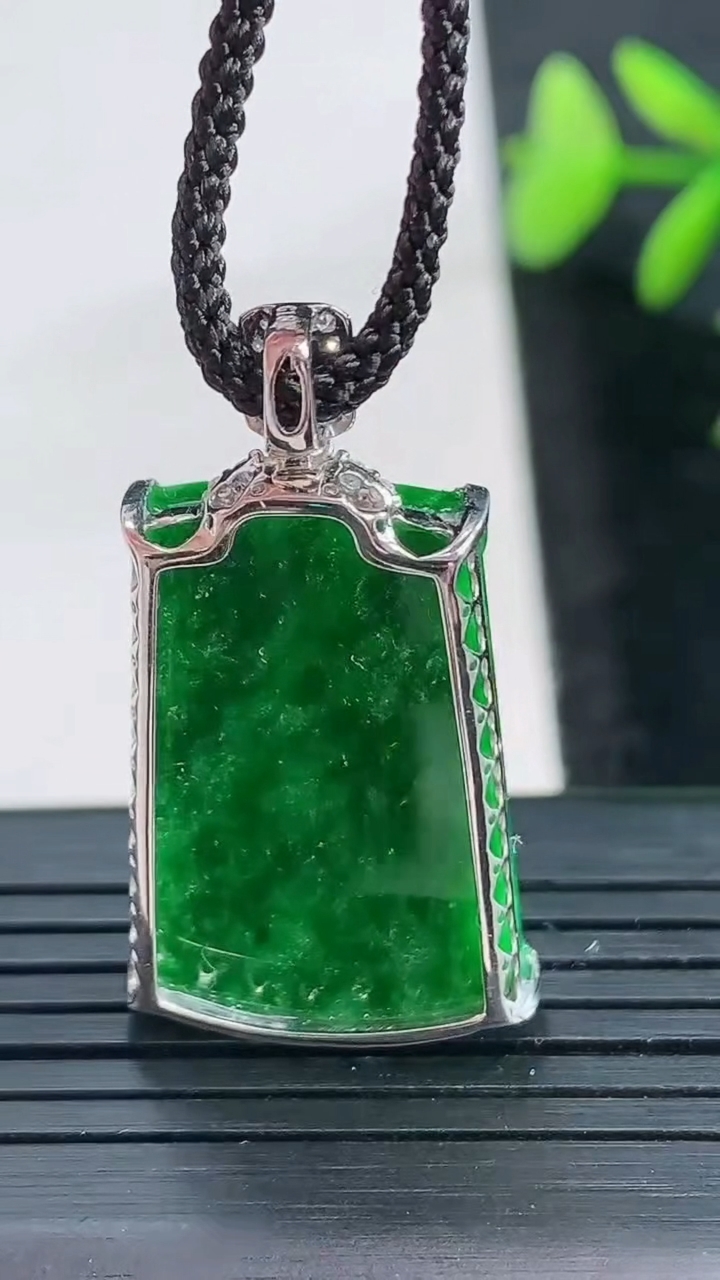 天然A货翡翠无事牌吊坠尺寸33.3-18.3-5.3重量:4.49g
3月28日