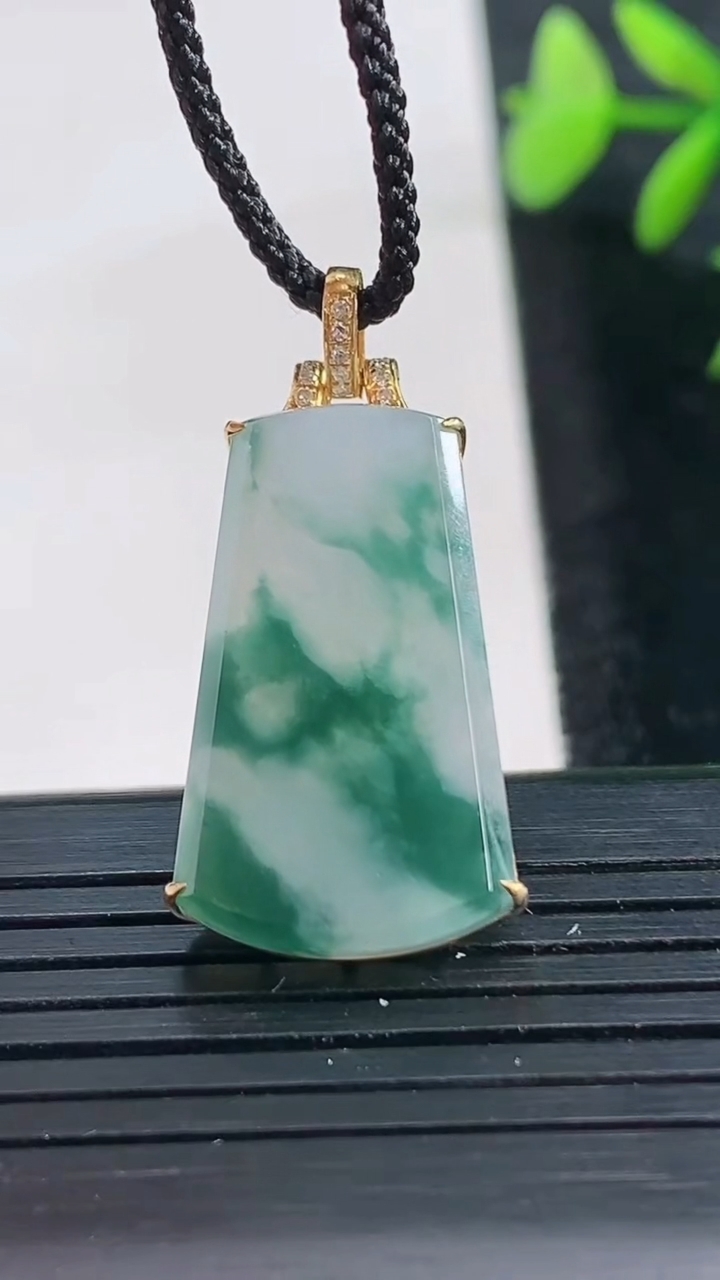 天然A货翡翠种飘花无事牌吊坠尺寸24.5-14.2-5.6重量:4.16g
3月28日