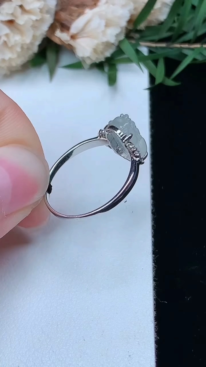 天然A货翡翠白冰貔貅戒指，尺寸17-9.4-7，重量:2.00g2026年3月28日
工厂直销收藏佳品,种好水足，色泽均匀，有种有色，上手高大气！