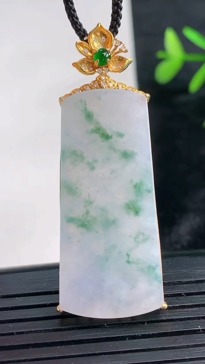 天然A货翡翠18K金紫罗兰飘花无事牌吊坠尺寸49.8-38-17.2-5.5重量:8.35g
3月28日