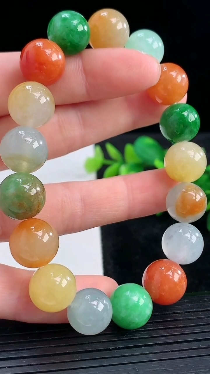 天然A货翡翠三彩圆珠手串尺寸11.5-17颗重量:49.09g3月28日
工厂直销收藏佳品,种好水足，色泽均匀，有种有色，上手高大气！