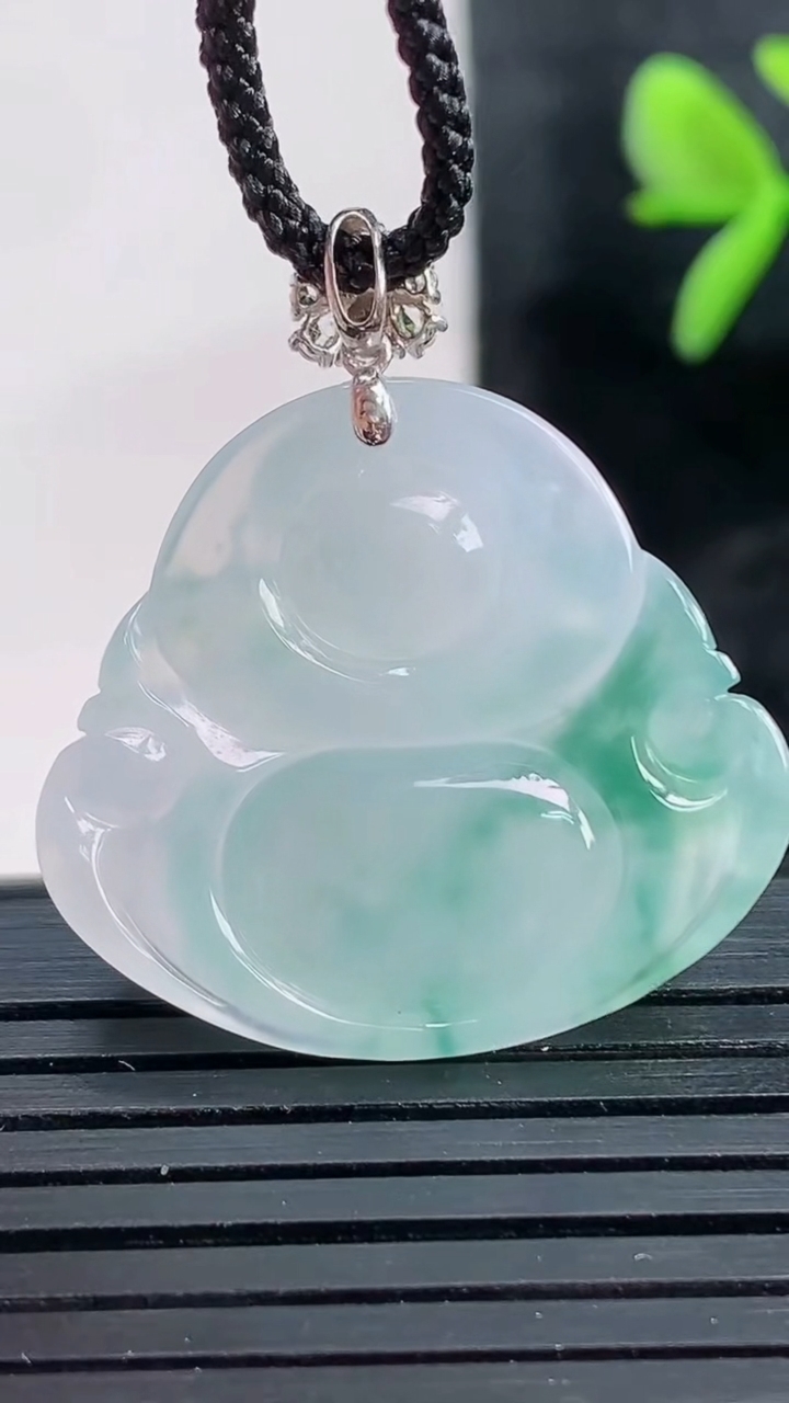 天然A货翡翠种飘花佛公吊坠尺寸23.8-26.9-5.9重量:6.08g
3月28日