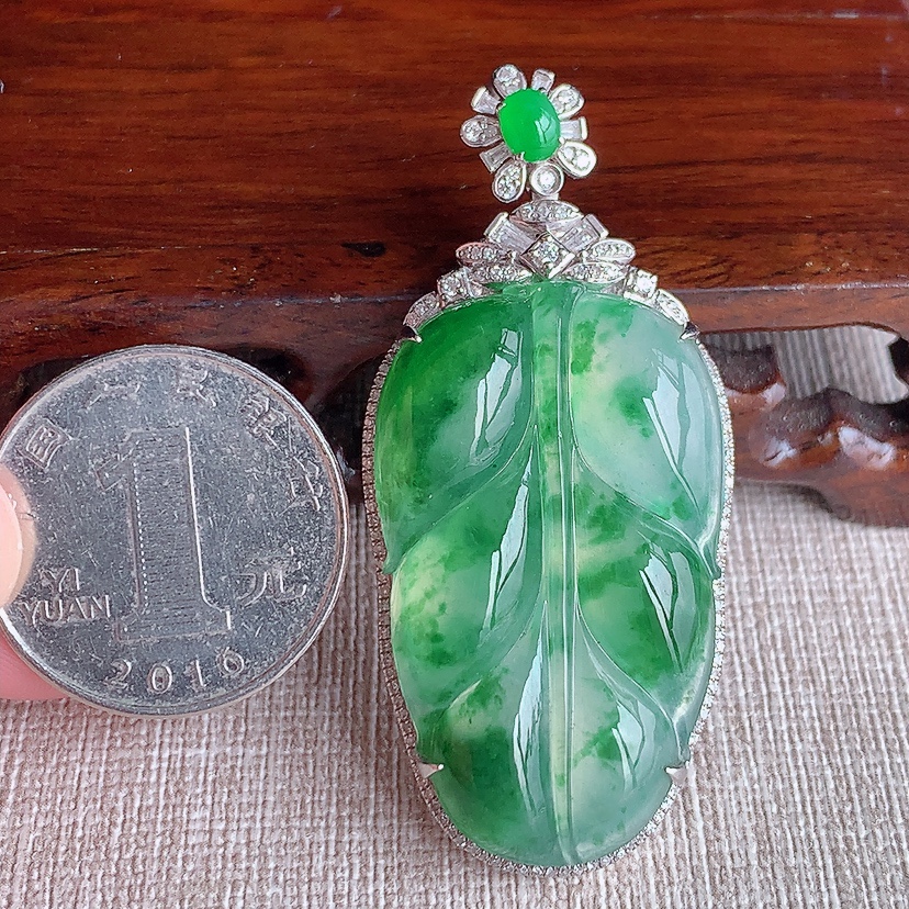 天然A货翡翠18K金伴钻镶嵌飘花叶子金枝玉叶吊坠 
尺寸54.2-24.8-9.8裸石37.5-22.6mm 重量11.64g 0326