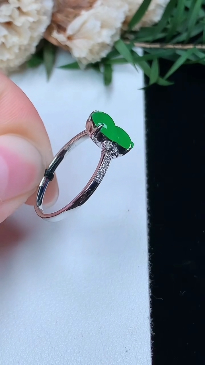 天然A货翡翠葫芦戒指，尺寸17-9.4-7，重量:1.95g2026年3月28日
工厂直销收藏佳品,种好水足，色泽均匀，有种有色，上手高大气！