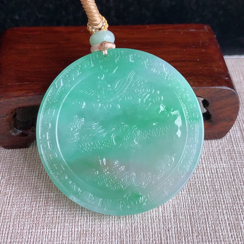 天然A货翡翠满绿意境山水牌吊坠 
尺寸51.2-5.3mm 重量38.85g 0328