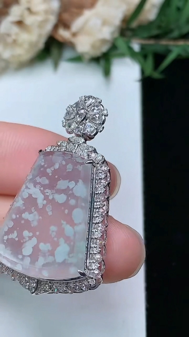 天然A货翡翠白冰无事牌吊坠，尺寸35.3-21.6-8，裸石20.8-17.2，重量:4.16g
3月28日