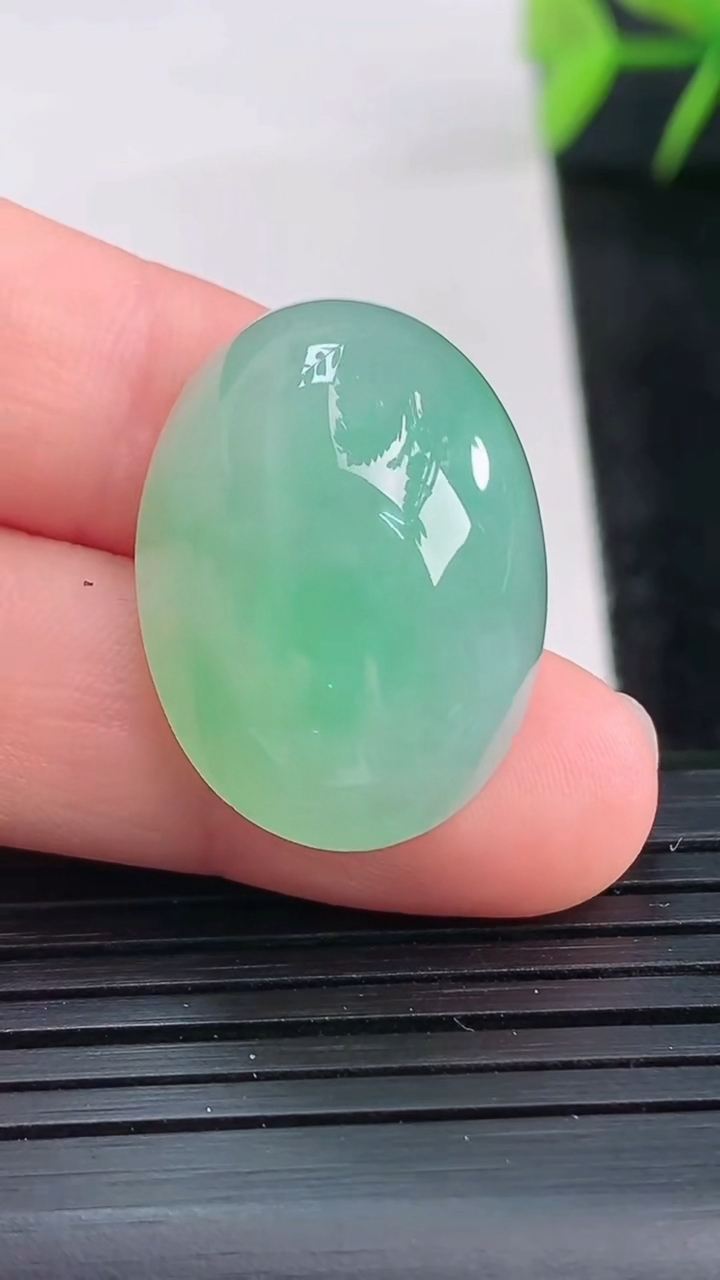 天然A货翡翠蛋面镶嵌件尺寸24.7-18.1-11.4重量:8.67g
3月28日