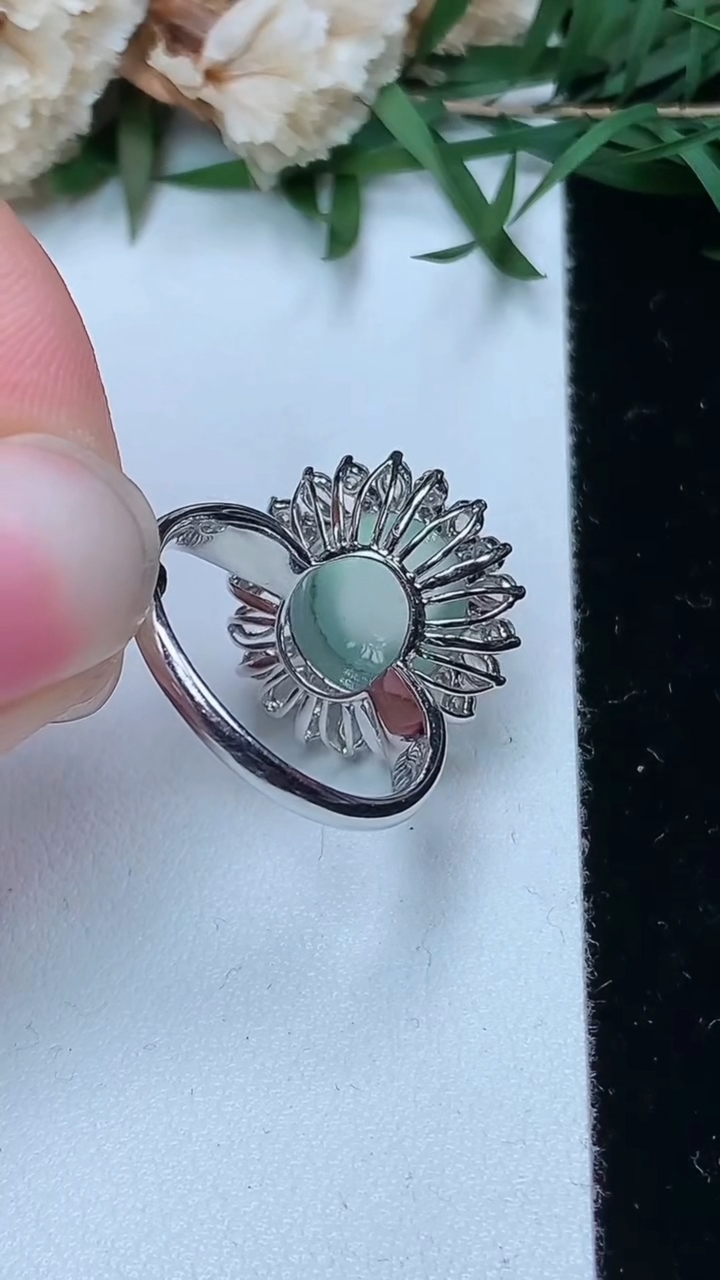 天然A货翡翠白冰蛋面戒指，尺寸17.3-11.5-9.5，重量:4.68g2026年3月28日
工厂直销收藏佳品,种好水足，色泽均匀，有种有色，上手高大气！