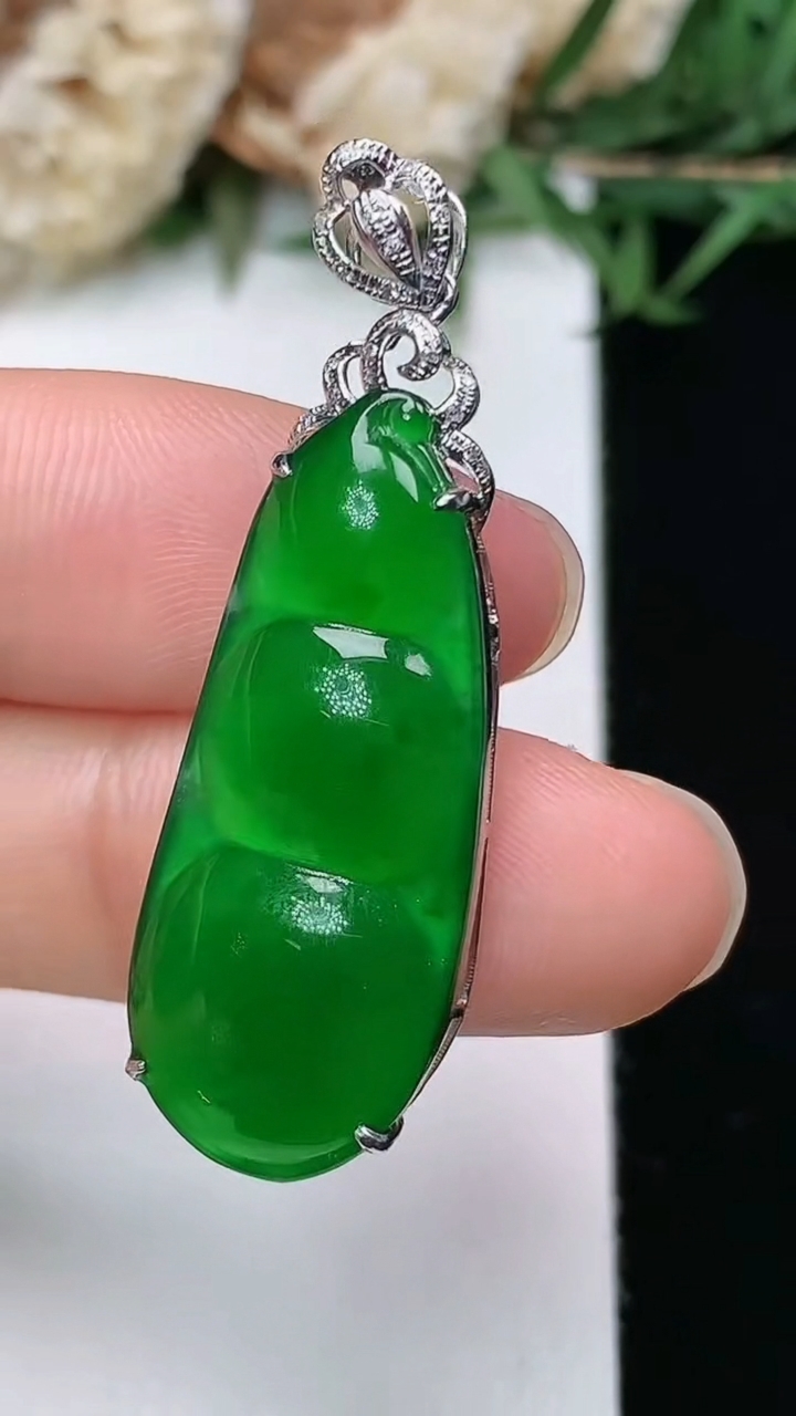 天然A货翡翠福豆吊坠，尺寸29.8-12.7-5，重量:3.03g
3月28日