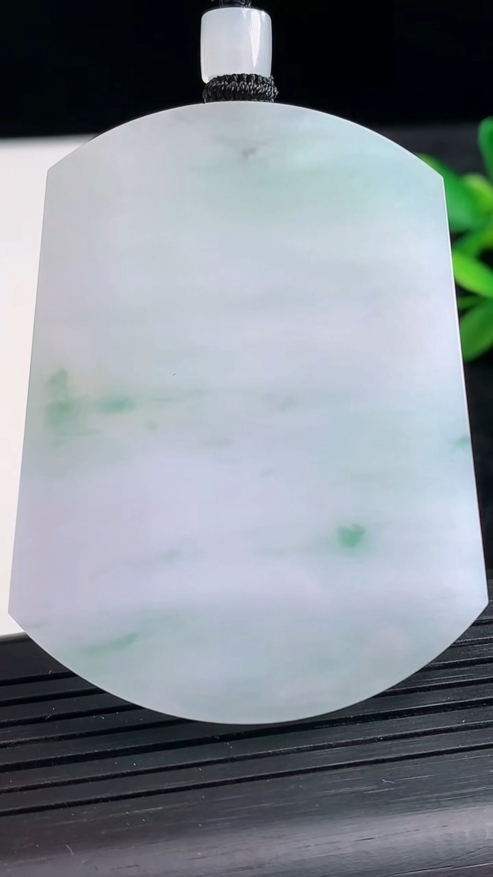 天然A货翡翠冰种飘花无事牌吊坠尺寸56.5-43.7-5.5重量:43.08g
3月28日