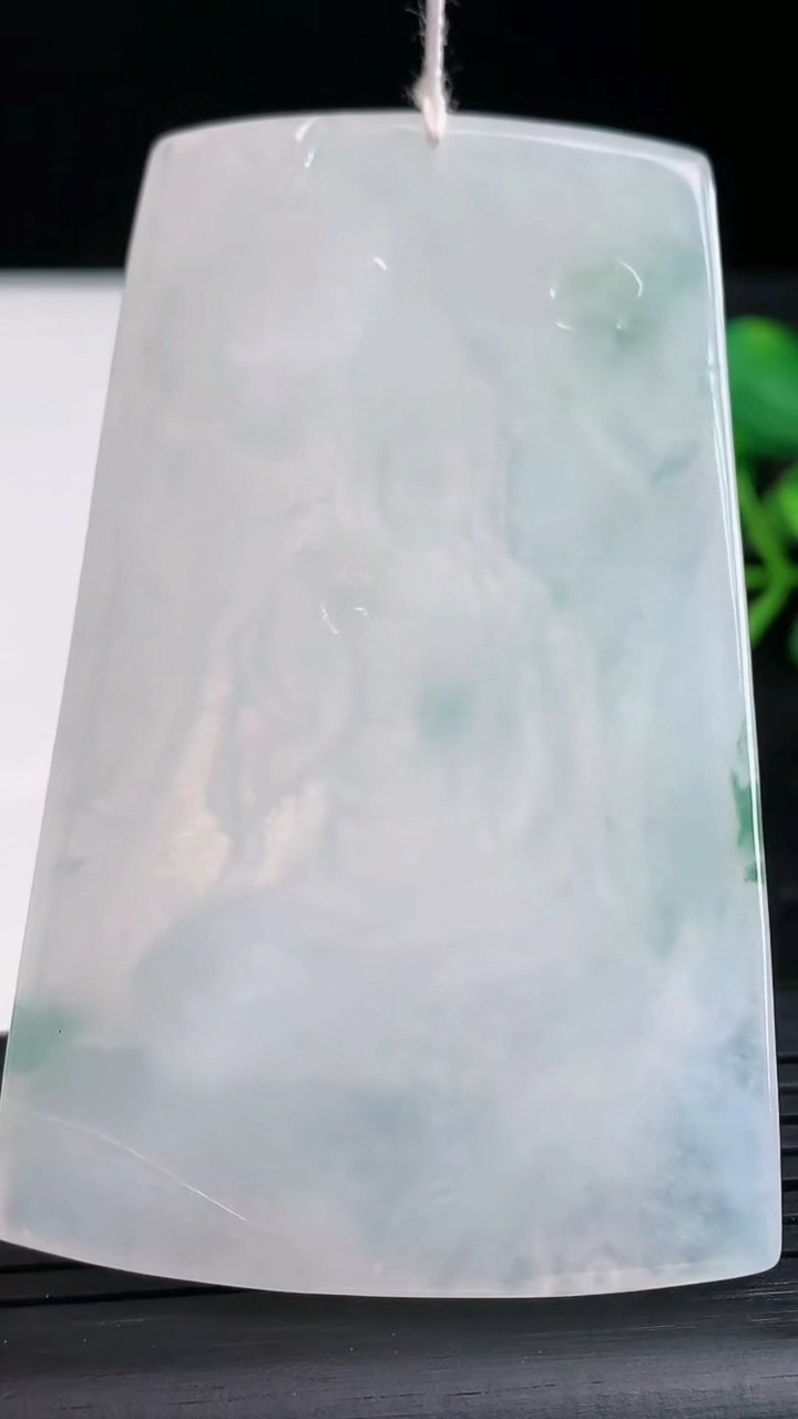 天然A货翡翠冰种飘花观音菩萨吊坠尺寸67.3-42-5重量:36.92g
3月28日