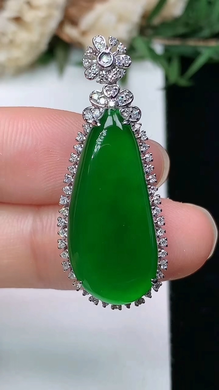 天然A货翡翠福瓜吊坠，尺寸35.4-14.2-8.5，裸石24.7-11.2，重量:4.90g
3月