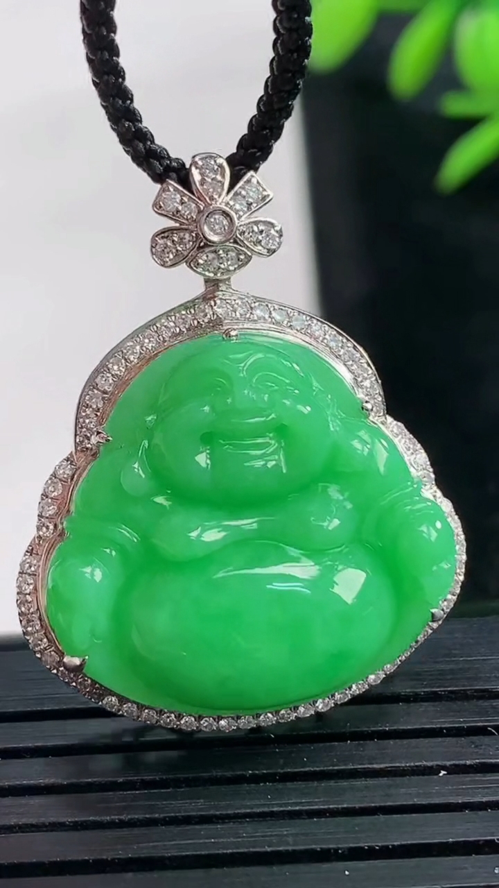 天然A货翡翠佛公吊坠尺寸31.5-25.2-10.2裸石20.8-22重量:6.23g
3月28日