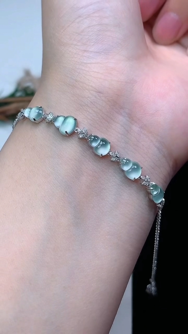 天然A货翡翠白冰葫芦手链，尺寸7.5-5-3.3，重量:2.69g
3月28日