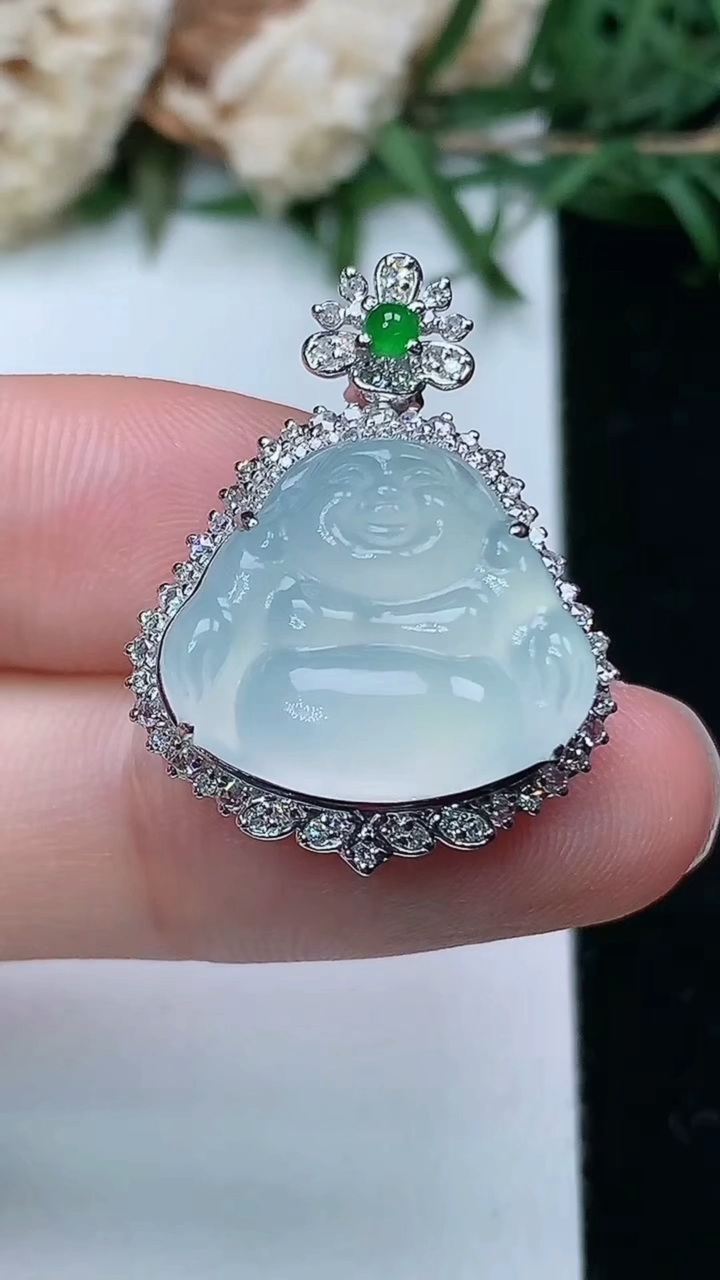 天然A货翡翠白冰佛公吊坠，尺寸27-20.6-9.4，裸石15-17.5，重量:4.41g
3月28