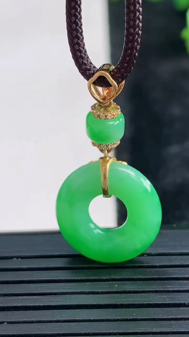 天然A货翡翠平安环吊坠尺寸16.4-3.6重量:2.69g
3月28日