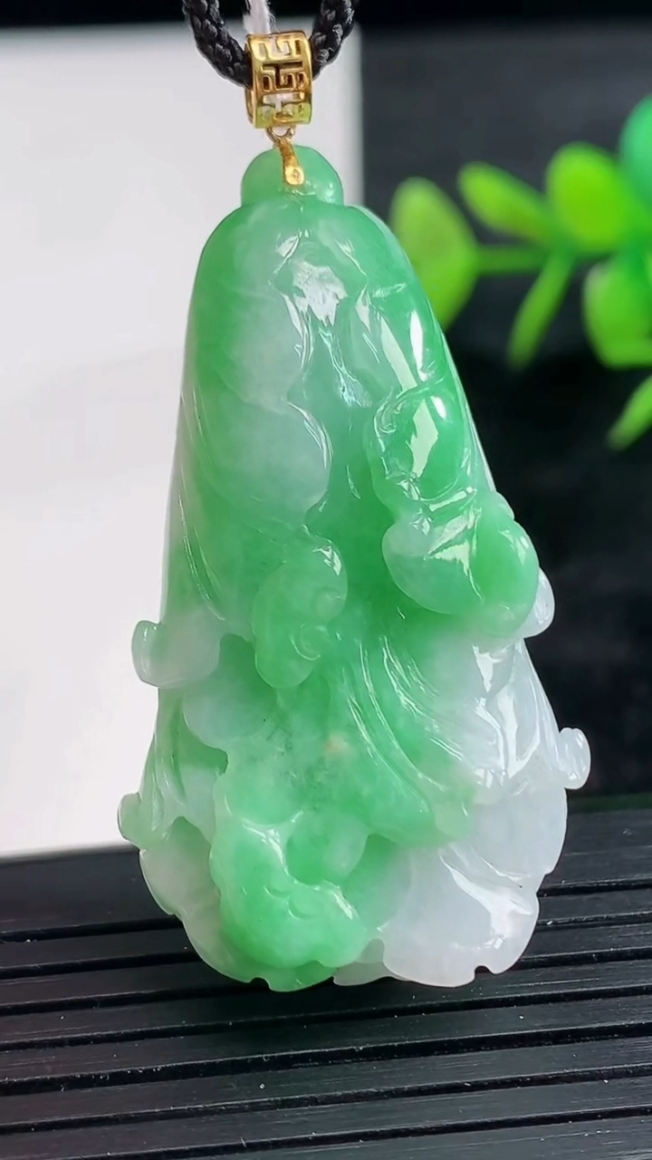 天然A货翡翠白菜吊坠尺寸44.1-24.6-11.4重量:17.67g
3月28日