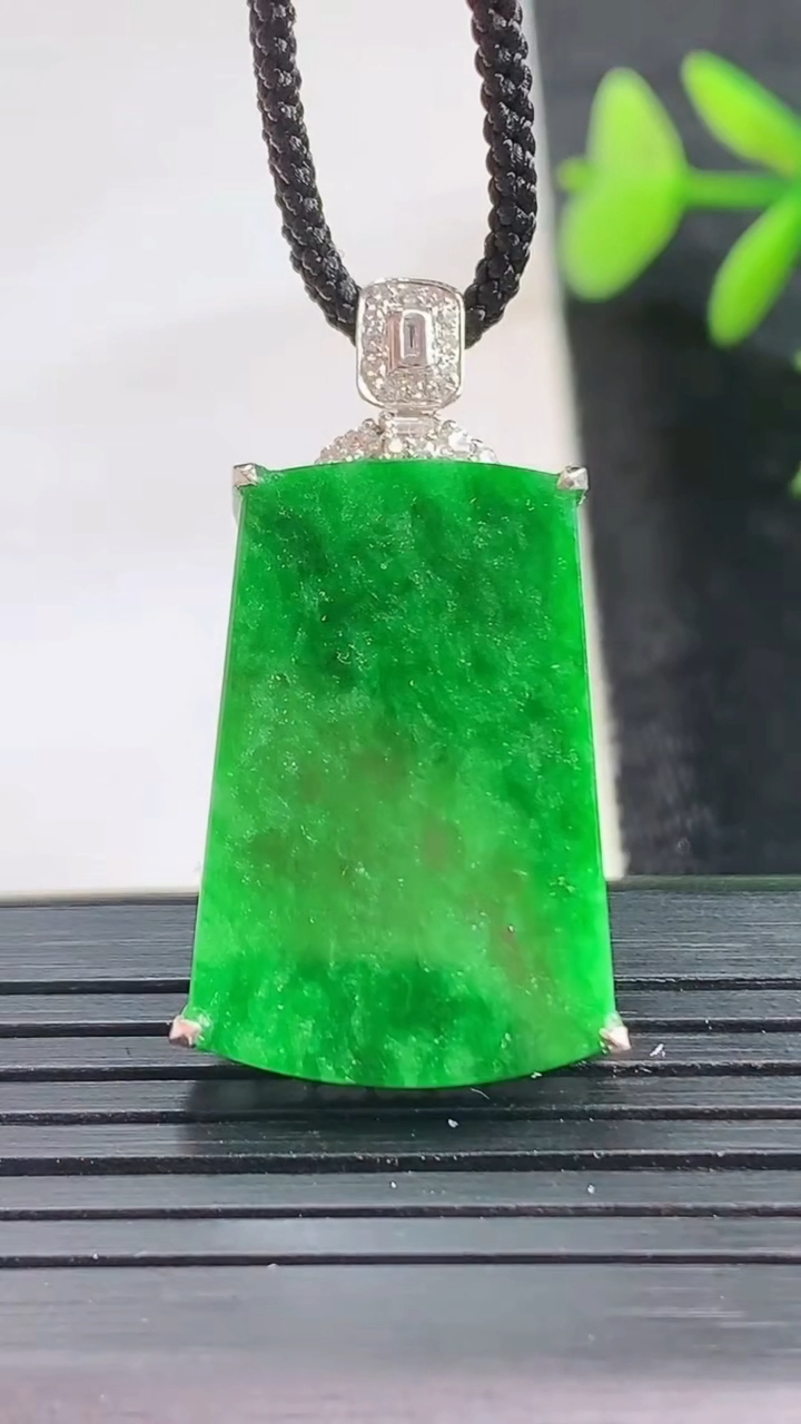 天然A货翡翠无事牌吊坠尺寸33.3-18.3-5.3重量:4.49g
3月28日