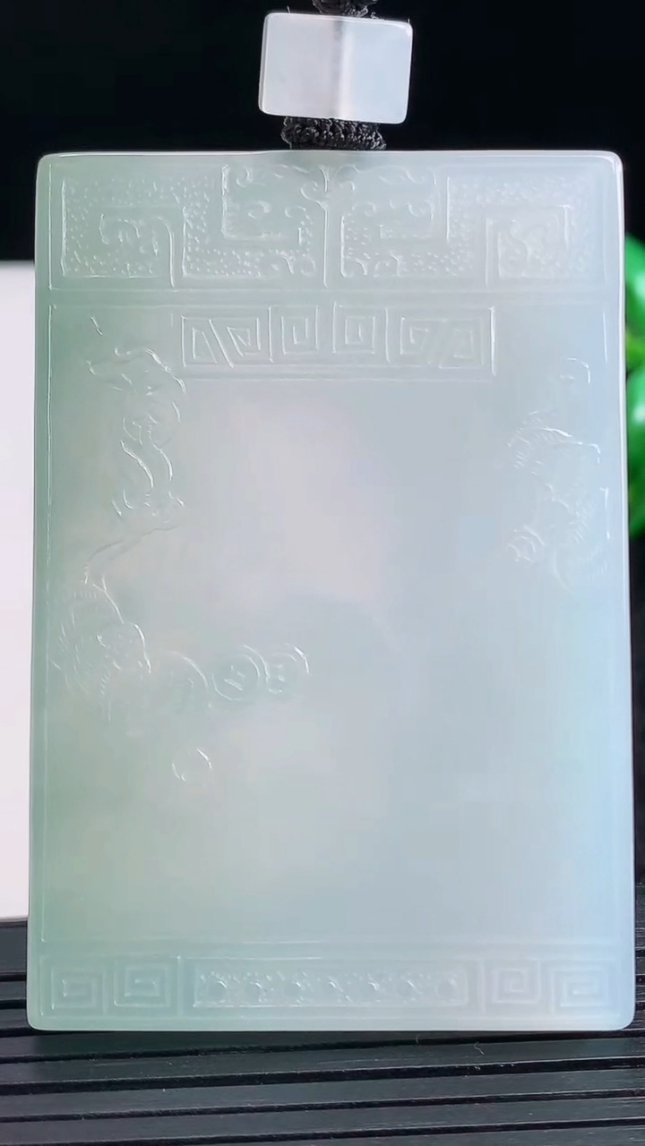 天然A货翡翠仿古无事牌吊坠尺寸61.4-41.7-5.5重量:72.15g
3月28日