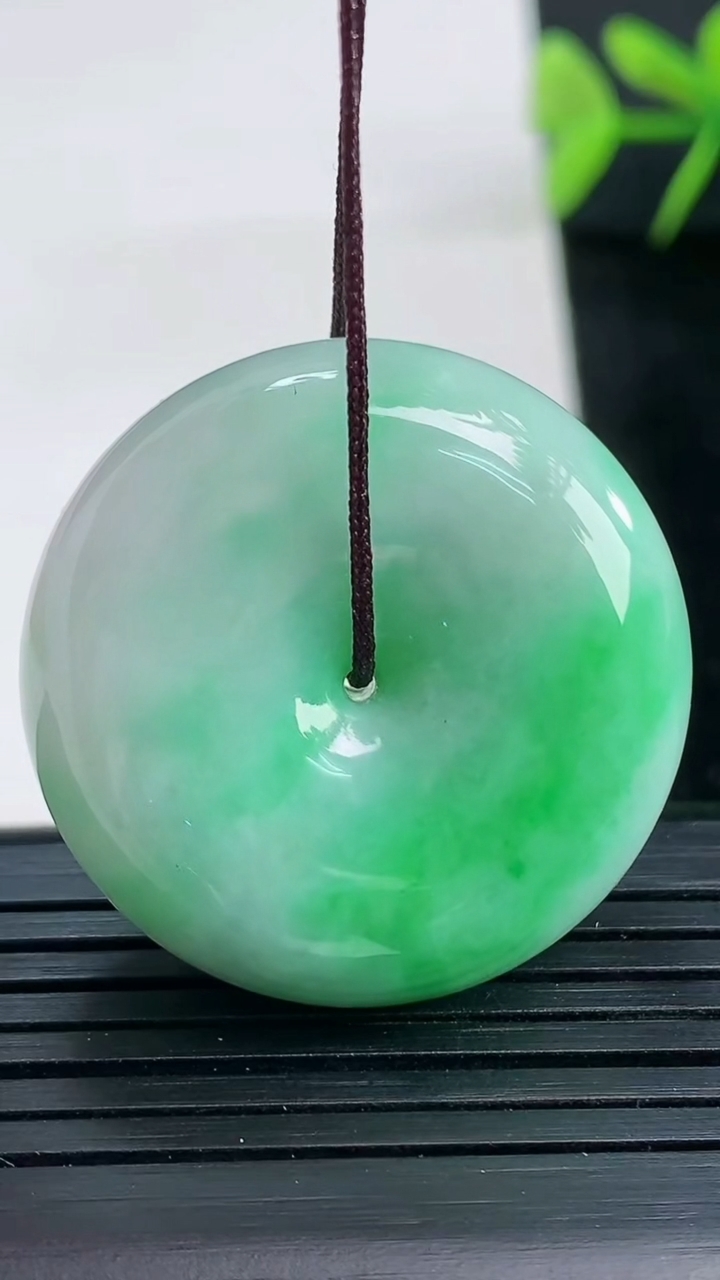 天然A货翡翠平安扣吊坠尺寸31.5-12重量:25.91g
3月28日