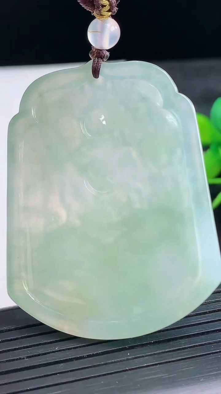 天然A货翡翠虚空藏菩萨吊坠尺寸51.6-41.4-5.3重量:28.61g
3月28日