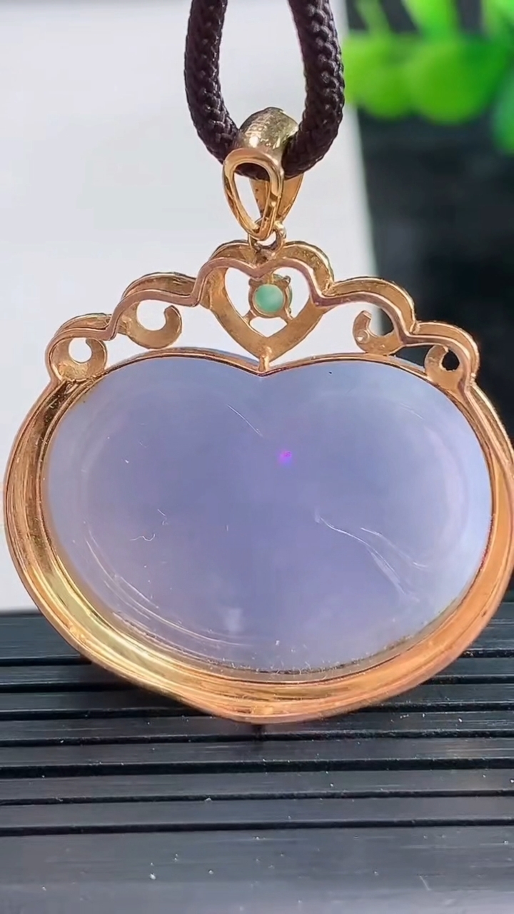 天然A货翡翠18K金紫罗兰如意头吊坠尺寸37.8-32.1-13.3裸石20.7-28.8重量:13.66g
3月28日