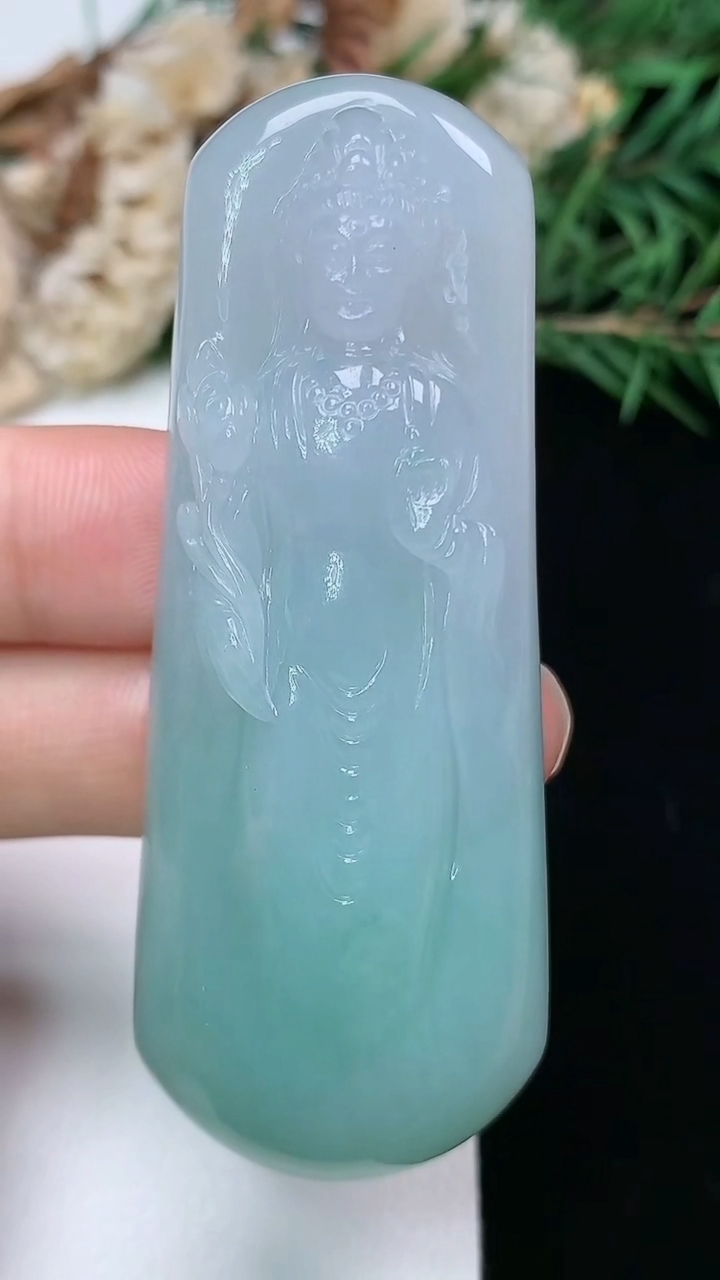 天然A货翡翠大势至观音菩萨吊坠，尺寸63.6-24.5-11.2，重量:39.53g
3月28日