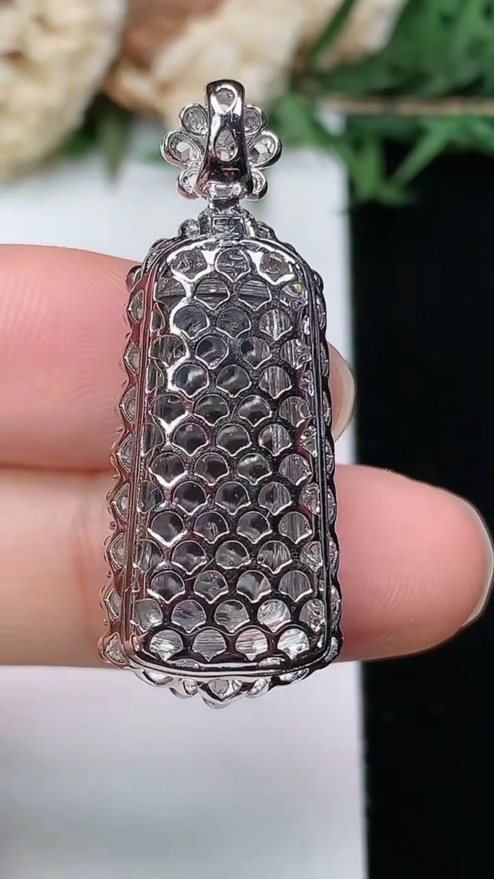 天然A货翡翠无事牌吊坠，尺寸35.6-13.7-9.6，裸石20.9-9.9，重量:5.06g
3月28日