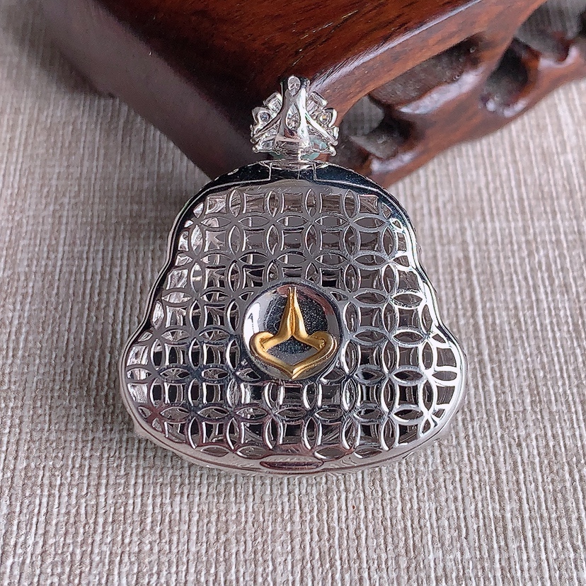 天然A货翡翠18K金伴钻镶嵌晴绿佛公吊坠 
尺寸36.6-26.5-31-11.5mm 重量14.0