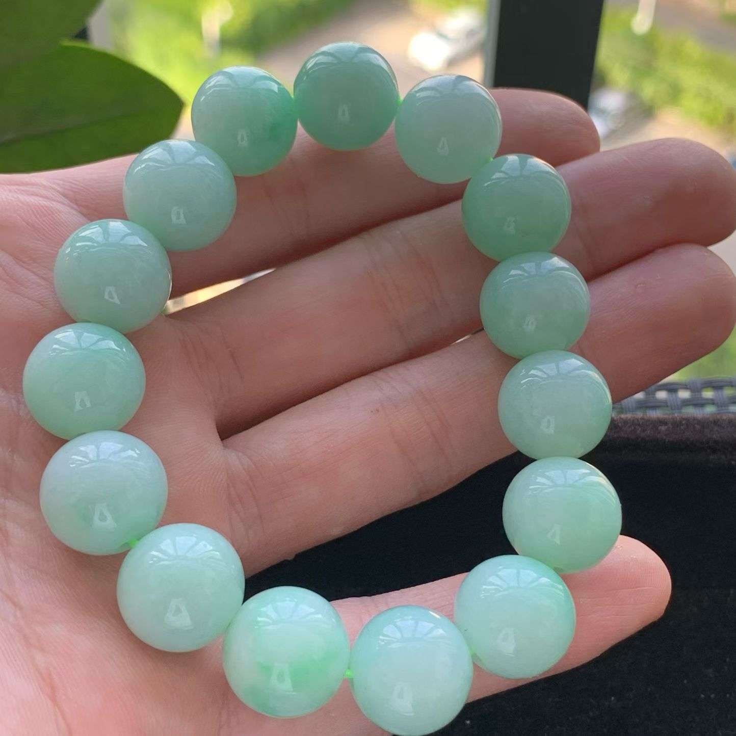 A货天然翡翠冰糯种满绿手串15颗重量71.49
3月28日