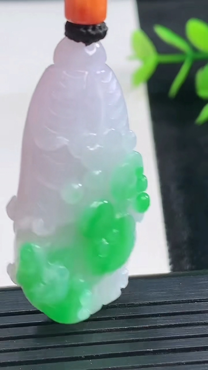 天然A货翡翠白菜吊坠尺寸42.9-22.4-10.5重量:23.34g
3月28日