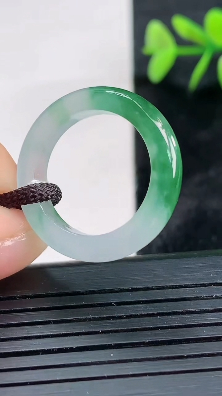 天然A货翡翠指环戒指尺寸19-4.5-3.6重量:3.62g2026年3月28日
工厂直销收藏佳品,种好水足，色泽均匀，有种有色，上手高大气！